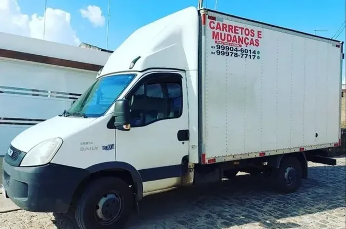 FRETES E MUDANÇAS CARRETOS CAMINHÃO COM BAÚ FECHADO