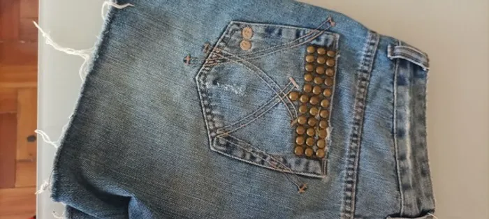 Jeans com detalhes metálico . Tamanho 40