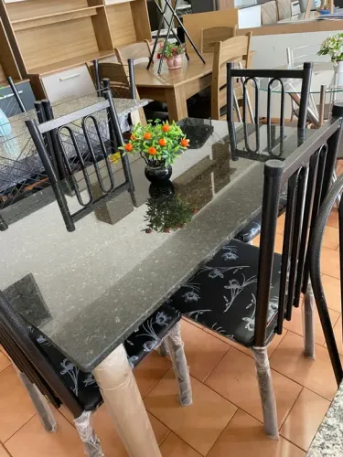 Mesa de Granito Com 04 Cadeiras Nova 