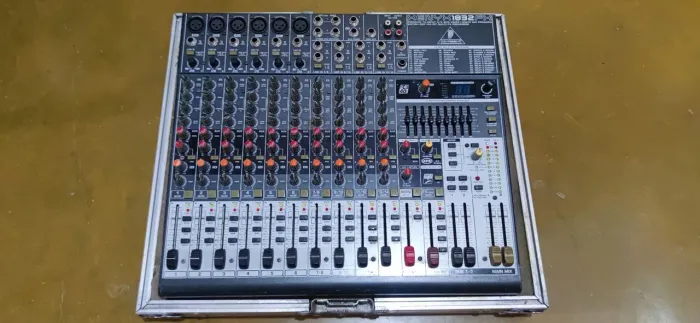 Behringer XENYX1832FX único dono, pouco uso. Só venda, preço na BLACK FRIDAY!