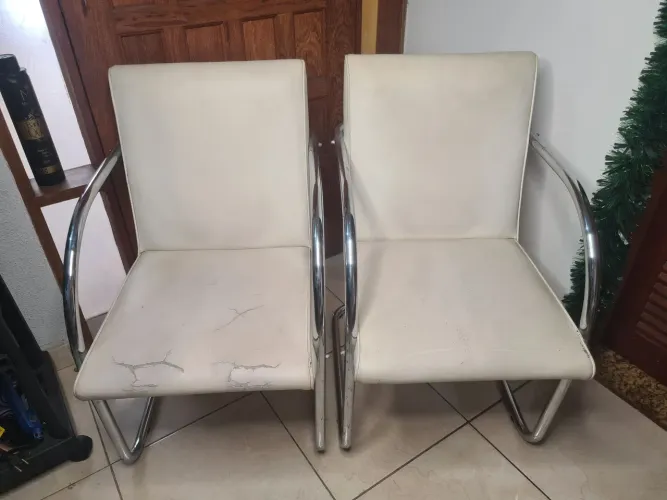 Par de Cadeiras em Couro !