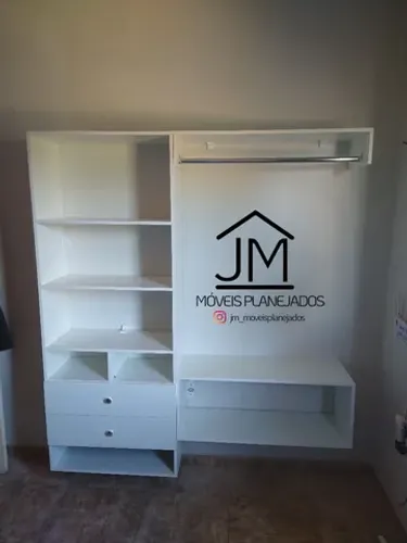 Cabides e armários para loja