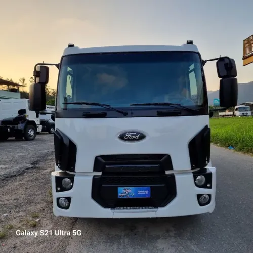 Ford cargo modelo 1519 ano 2014 na carroceria de madeira com ar condicionado