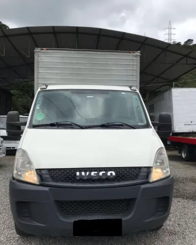Iveco 35s14 baú seco ano 2015