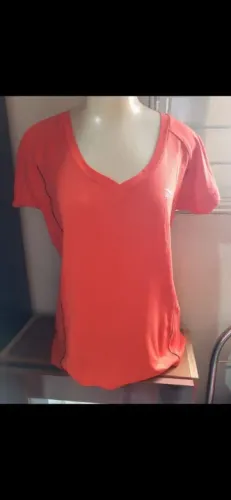 Camiseta Feminina Vermelha e outra de manga comprida às duas m por