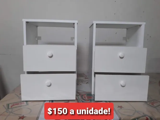 Mesa de cabeceira branca com gavetas