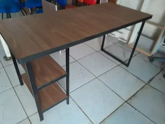 mesa de escritório industrial com 2 prateleiras - frete grátis