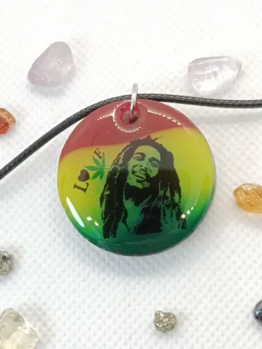 Colar Couro com pingente de Bob Marley Artesanal Resina