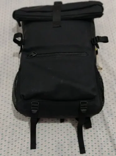 Mochila preta moderna e funcional