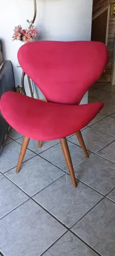Cadeira Decorativa Vermelha em Tecido