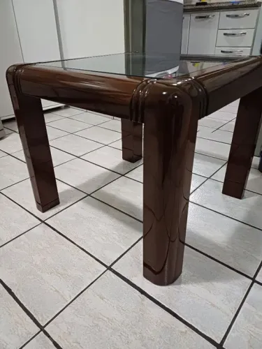 Mesa em madeira maciça com tampo de vidro