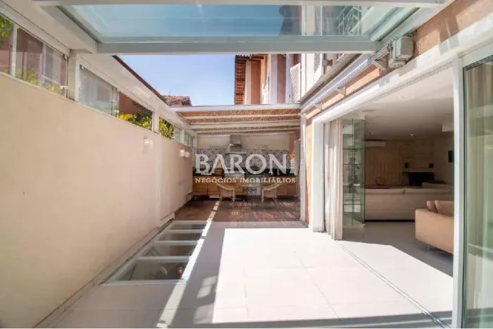 Casa em Condomínio à venda no Jardim Guedala, reformada, 302m², 3 suítes, área gourmet com