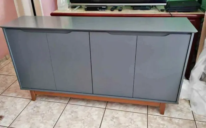 Buffet 4 portas Móvel para organização com pés de madeira maciça 