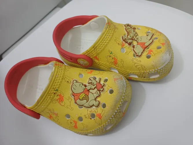 Sandalia Crocs Classic Disney Winnie The Pooh