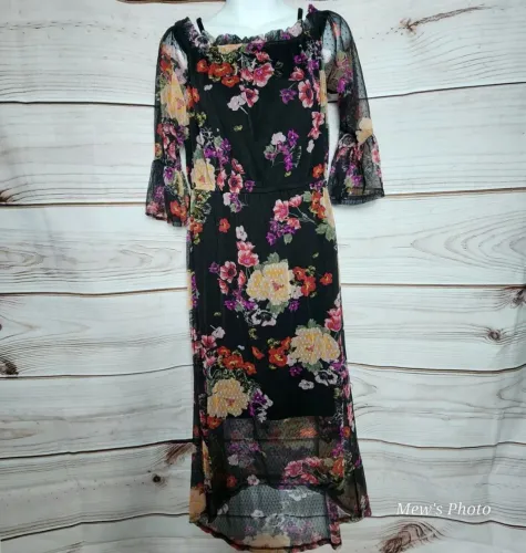 Vestido floral preto com mangas em tule