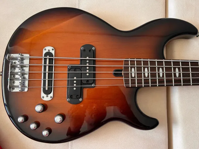 Baixo Yamaha BB615 - 5 Cordas Sunburst