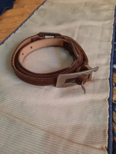 Cinto de couro marrom com fivela moderna
