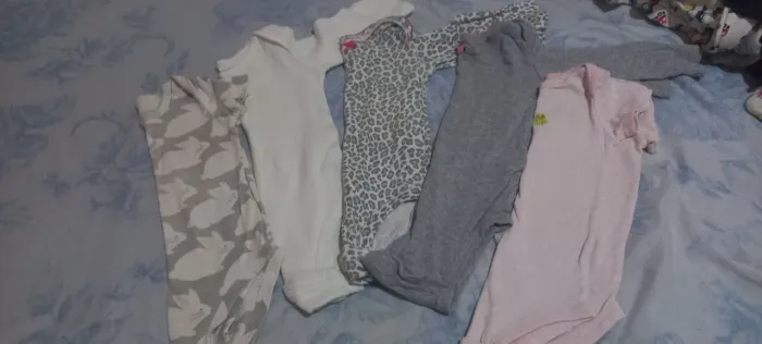 Roupas da cárter  tamanho  6 meses  tudo ótimo estado  limpinhas e passadas 