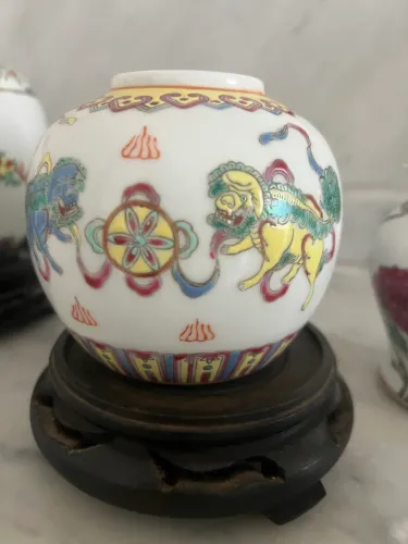 Vaso chinês com picanha em madeira esculpida 