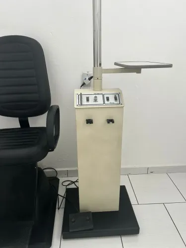 Cadeira elétrica e coluna para exames oftalmológicos/ optometria