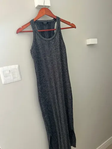 Vestido longo canelado com brilho