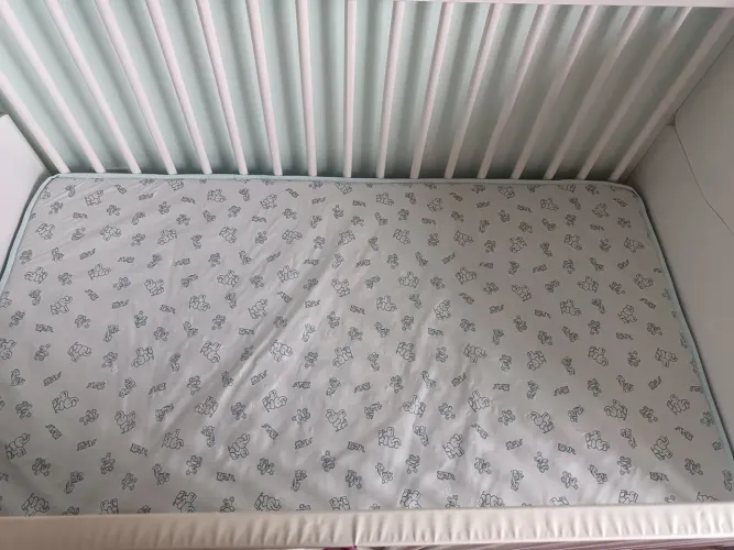 Vendo berço americano com colchão 