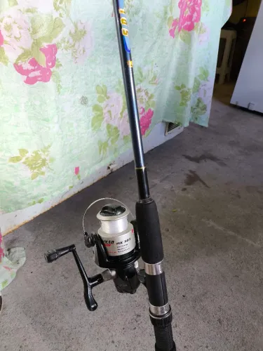 Conjunto Vara de Pesca Maruri mais carretilha