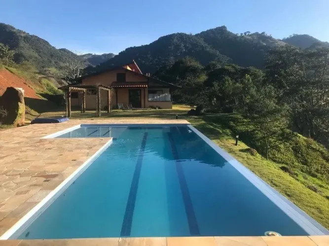 Refúgio de Alto Padrão com Piscina de Borda Infinita e Vista Panorâmica