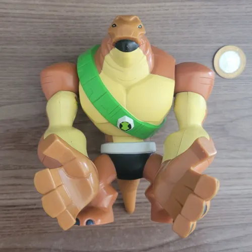 Boneco Enormossauro (Humungousaur) Ben 10 - CN e Bandai