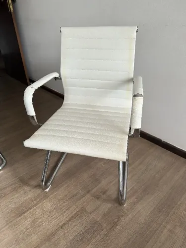Cadeiras Office Cromadas em Courino Branco 