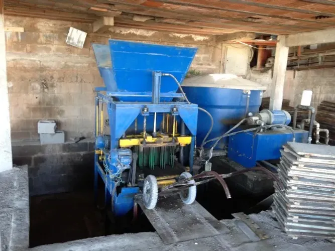 Maquina / fabrica de Bloco de Concreto , formas e tabuas 