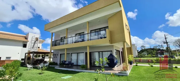 Casa em Condomínio 4 Quartos sendo 2 Suítes - Excelente Localização