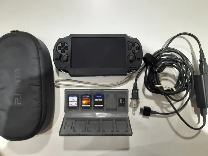 PlayStation Vita (PS Vita) com acessórios e jogos