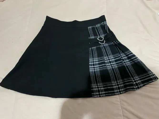 Saia preta com detalhe xadrez