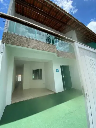 Casa Duplex com 2 suítes em cima e um quarto na parte de baixo, garagem, em Sol e Mar, Mac