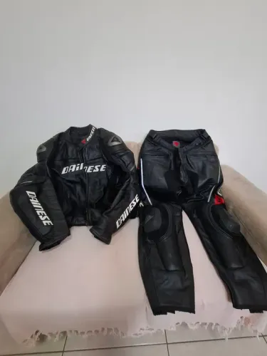 Conjunto de Motociclista Dainese Couro Preto