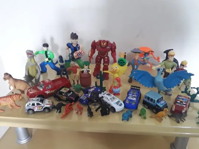 Coleção de bonecos diversos