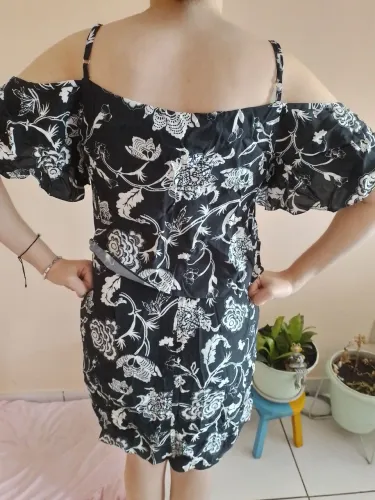 Vestido floral preto e branco . T= M