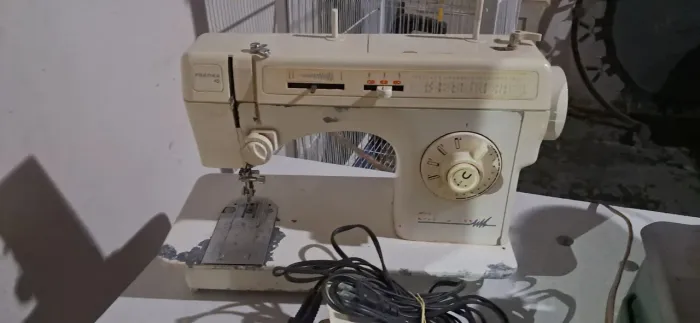 Máquinas de costura overloque chinesinha e singer pratika 45