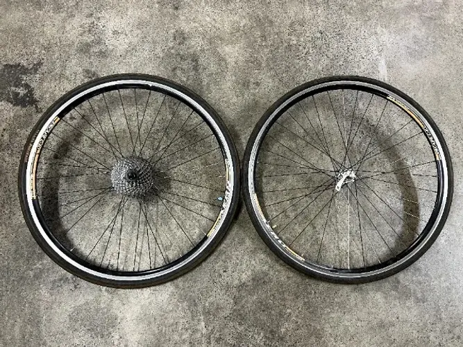 Par de rodas aero Vzan Escape C10 aro 27 com cassete e cubos Shimano, raios e pneus