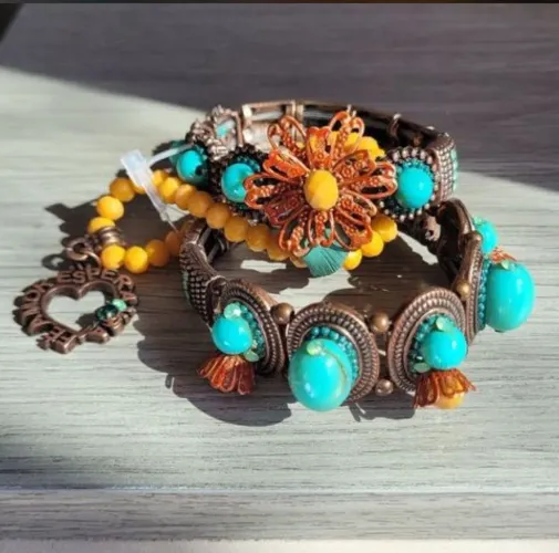 Conjunto de pulseiras boho com pedras turquesa e flor