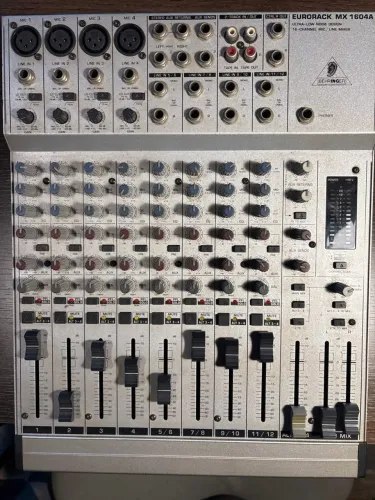 Mesa de Som Behringer Eurorack MX 1604A - 16 Canais