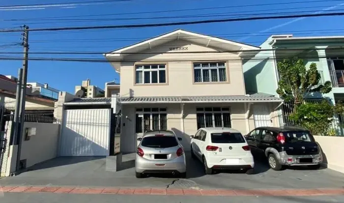 Casa Comercial à venda, no Bairro Capoeiras, Florianópolis-SC, com 7 quartos, sendo 1 suít