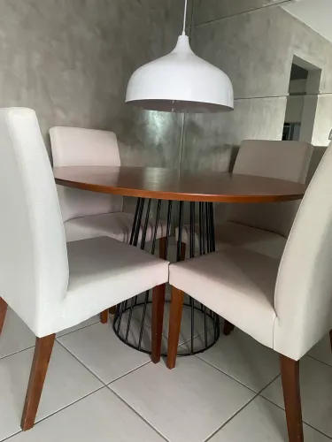 Mesa com tampo em madeira e base em ferro