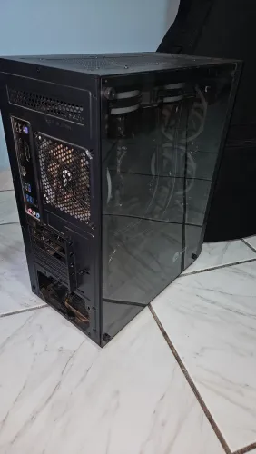 Gabinete com placa mãe e watercooler