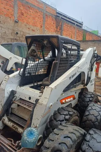 Mini Carregadeira Bobcat S300 para consertar motor Kubota 