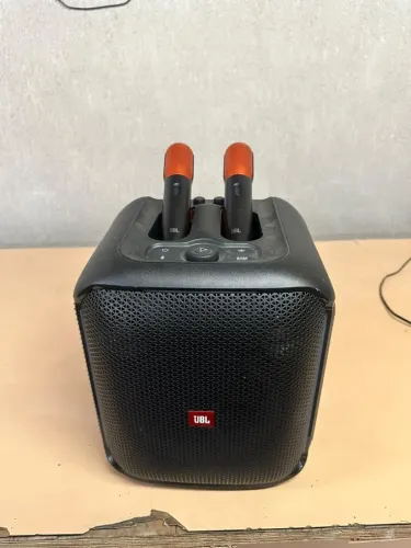 Caixa de Som JBL PartyBox On-The-Go + 2 Microfones Sem Fio