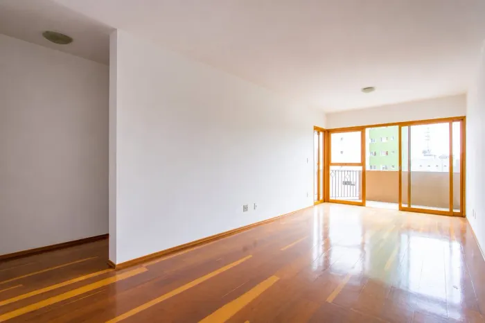 Apartamento Amplo com 105m², 3 Dormitórios, Suíte, Varanda e 2 Vagas no Bairro Vila Bastos