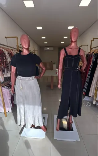 Vendo 2 manequins semi novos