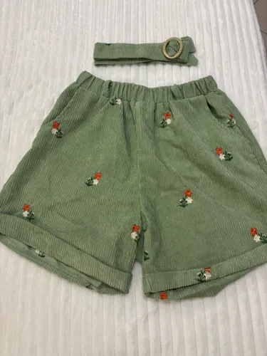 Short Veludo Cotelê Verde Sálvia com Bordado Floral e Cinto Fivela